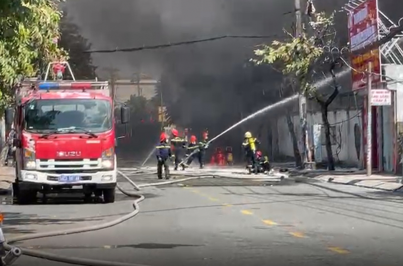 Cháy lớn tại bãi giữ xe rộng hơn 1.000m2  cạnh trường mầm non -1