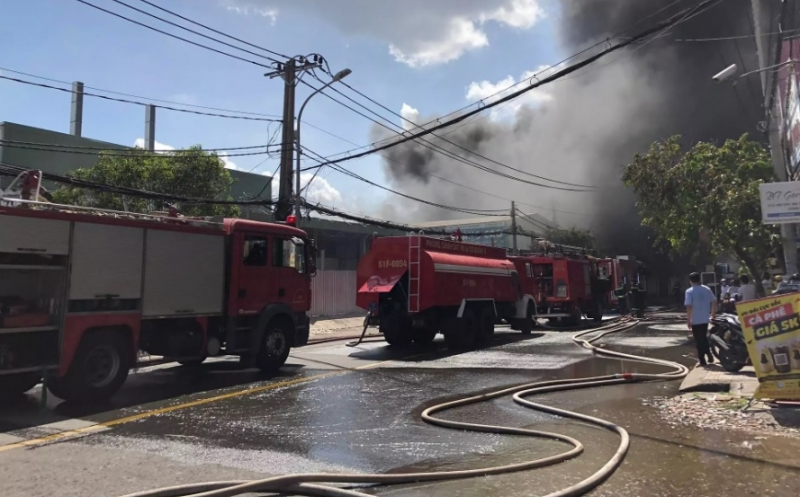 Cháy lớn tại bãi giữ xe rộng hơn 1.000m2  cạnh trường mầm non -2