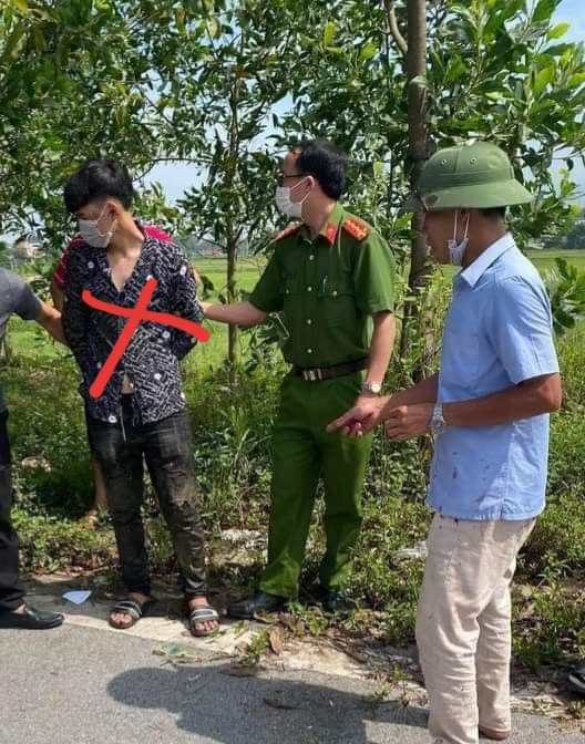 Người lái xe ôm dũng cảm chống trả tên cướp -0