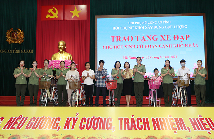 Trao tặng xe đạp cho học sinh có hoàn cảnh khó khăn -0