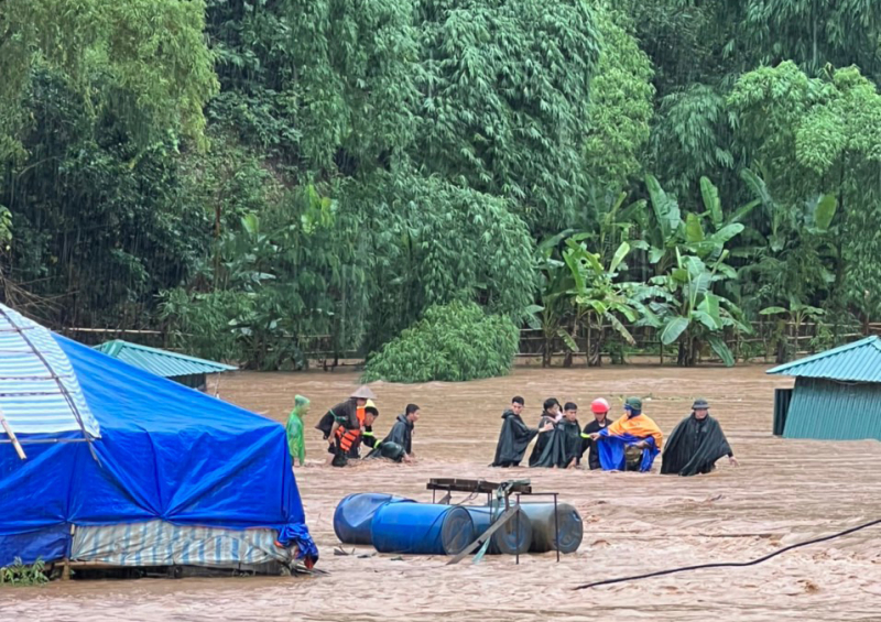 Đường ngập như sông Công an Sơn La ra quân cứu hộ người dân -0