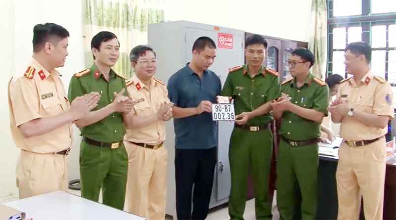 Người dân phấn khởi đăng ký cấp biển số xe tại Công an cơ sở -0