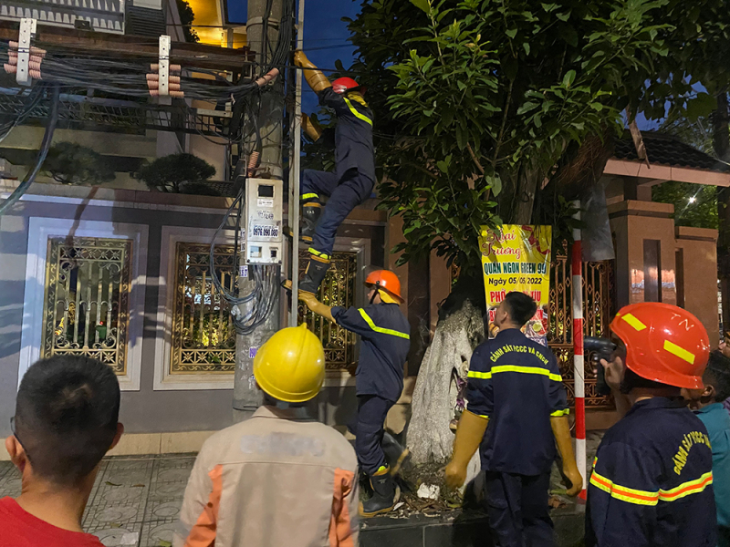 Giải cứu người phụ nữ bị điện giật, mắc kẹt trên cao -0