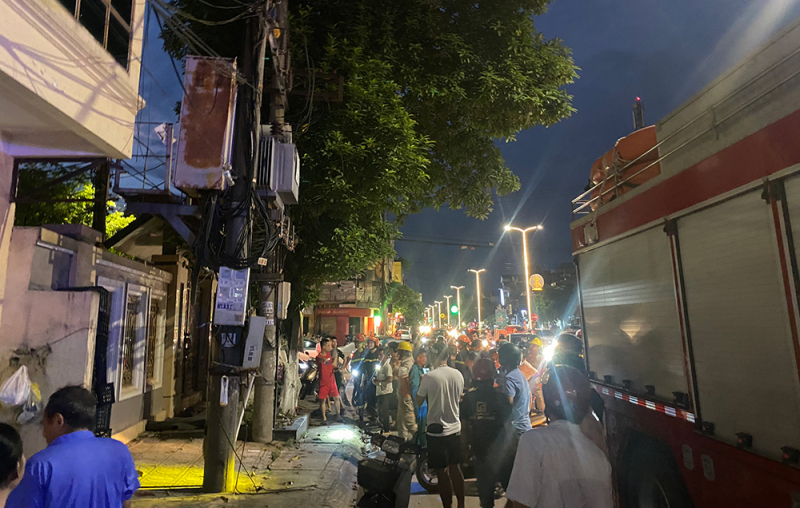 Giải cứu người phụ nữ bị điện giật, mắc kẹt trên cao -1