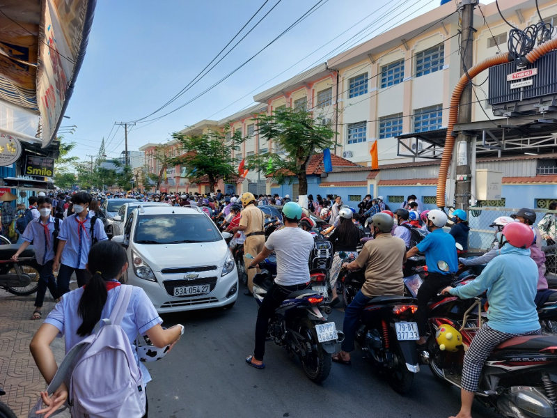 Ô tô vô tư đi vào giờ cấm gây ùn tắc, khiến người dân bức xúc -1