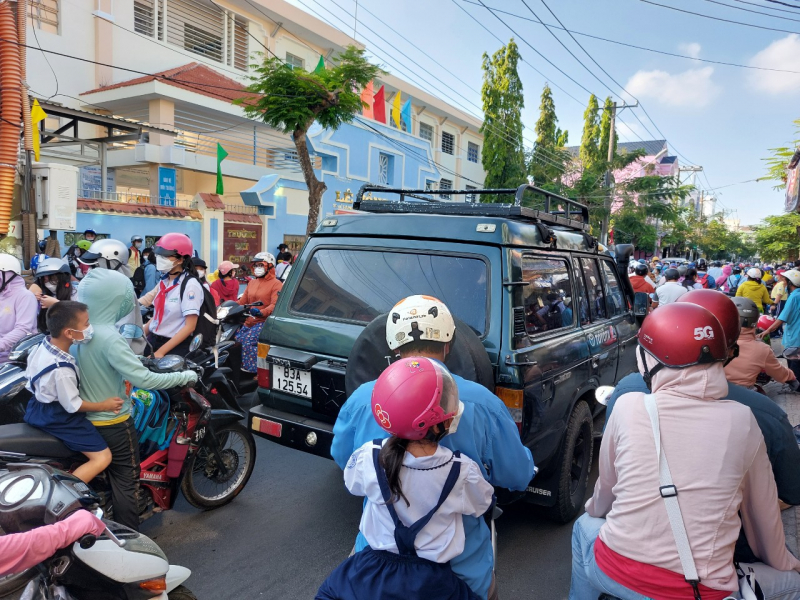 Ô tô vô tư đi vào giờ cấm gây ùn tắc, khiến người dân bức xúc -2