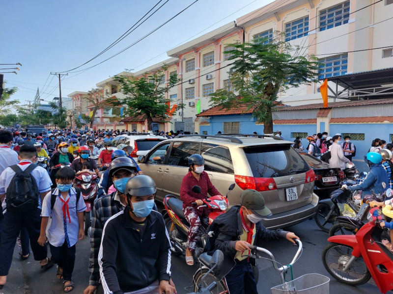 Ô tô vô tư đi vào giờ cấm gây ùn tắc, khiến người dân bức xúc -3