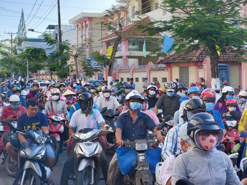 Ô tô vô tư đi vào giờ cấm gây ùn tắc, khiến người dân bức xúc -4