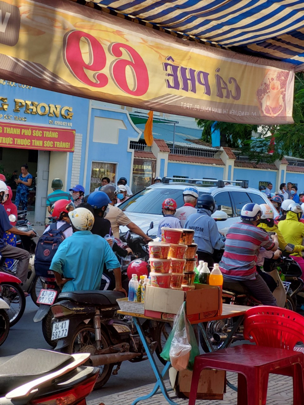 Ô tô vô tư đi vào giờ cấm gây ùn tắc, khiến người dân bức xúc -5