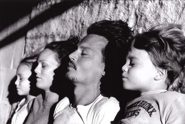 bức ảnh hiếm hoi về gia đình 4 người của johnny depp và vanessa paradis.jpg -0
