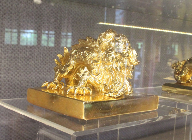 Độc đáo những “phiên bản” Kim ấn triều Nguyễn làm bằng gốp thếp vàng -1