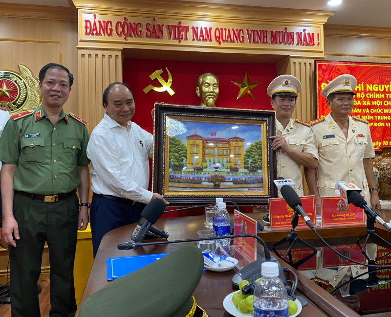 Chủ tịch nước Nguyễn Xuân Phúc thăm Phòng Cảnh vệ miền Trung -0