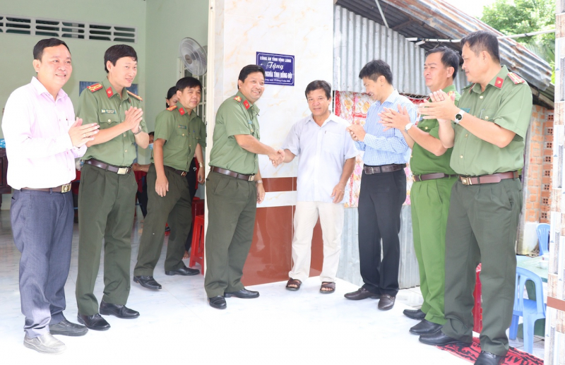 đại tá trần quốc phục - phó giám đốc công an tỉnh bàn giao nhà cho ông lê tuấn liệt.jpg -0