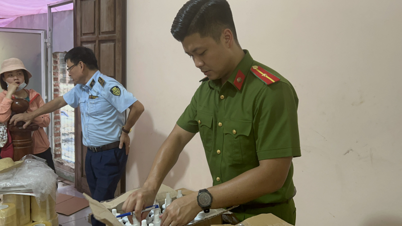 Phát hiện cơ sở sản xuất hơn 2.000 lít mật ong từ mạch nha -0