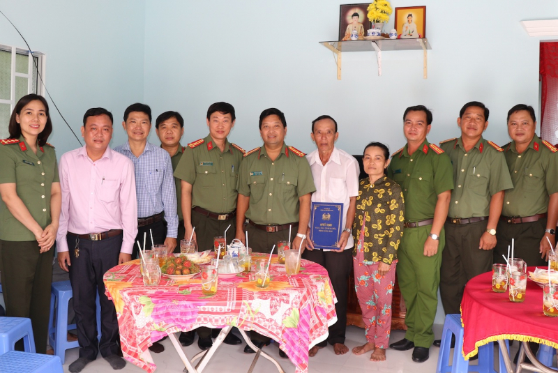 gia đình ông phan ngọc anh tại lễ trao nhà.jpg -0