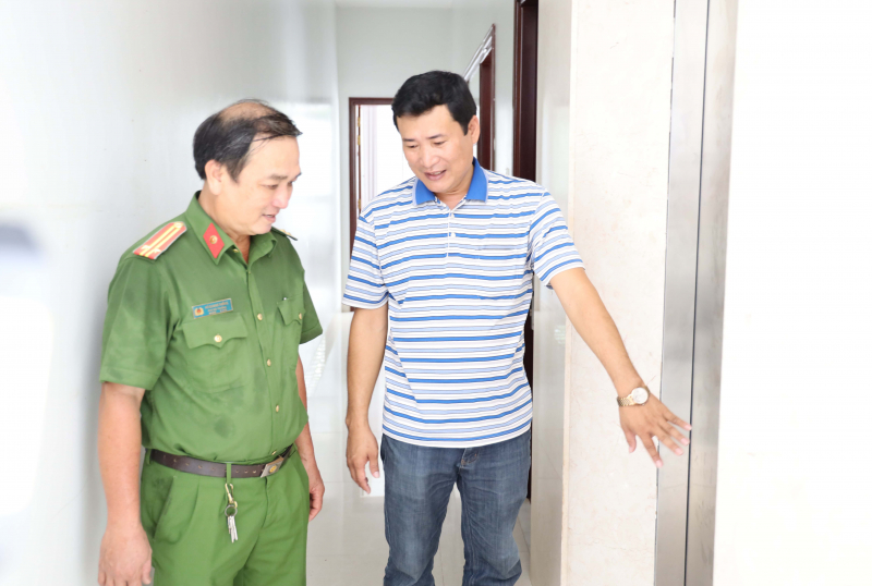 Kịp thời giải cứu 6 người bị kẹt trong thang máy -0