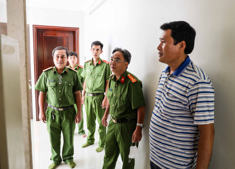 Kịp thời giải cứu 6 người bị kẹt trong thang máy -1