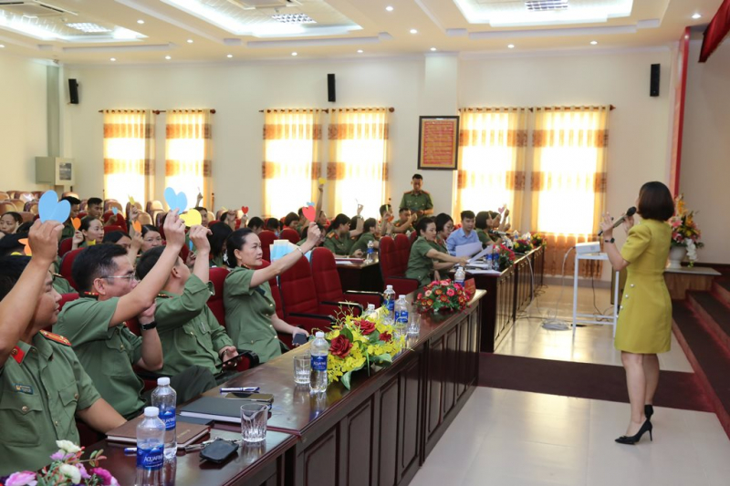 “Ngoắc tay nào” nâng cao nhận thức cho các bậc cha mẹ là cán bộ chiến sĩ trong hành trình nuôi dạy con cái. -0