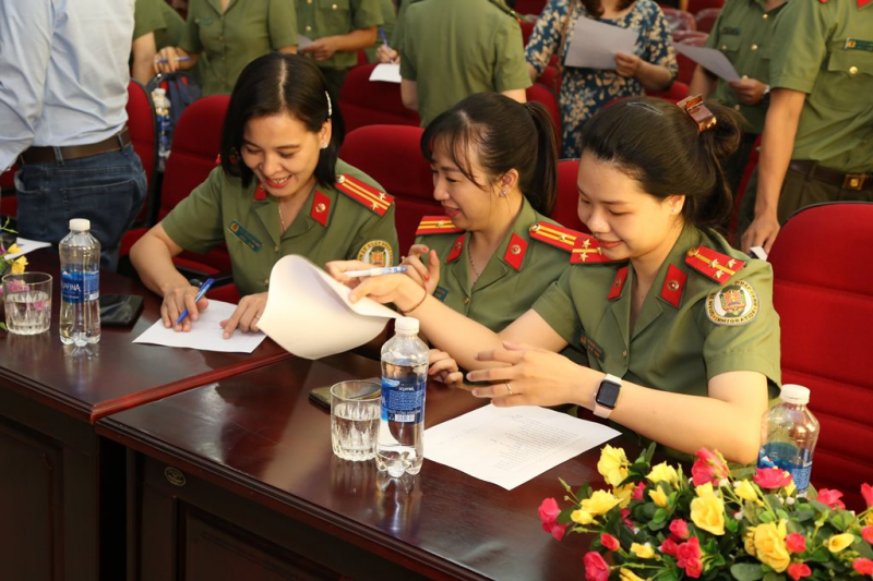 “Ngoắc tay nào” nâng cao nhận thức cho các bậc cha mẹ là cán bộ chiến sĩ trong hành trình nuôi dạy con cái. -1