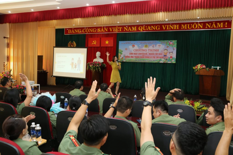 “Ngoắc tay nào” nâng cao nhận thức cho các bậc cha mẹ là cán bộ chiến sĩ trong hành trình nuôi dạy con cái. -2
