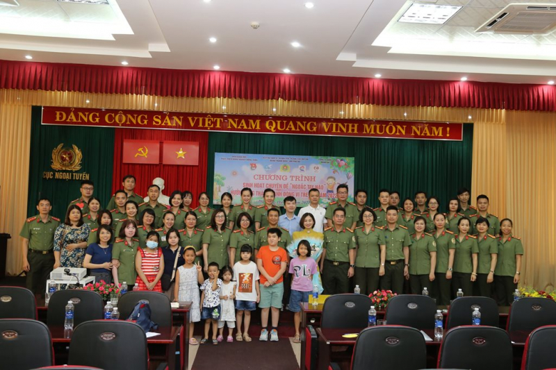 “Ngoắc tay nào” nâng cao nhận thức cho các bậc cha mẹ là cán bộ chiến sĩ trong hành trình nuôi dạy con cái. -3