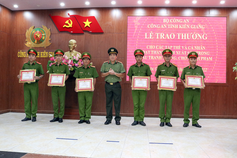 Công an tỉnh Kiên Giang trao thưởng cho các tập thể, cá nhân đạt thành tích xuất sắc bắt giữ đối tượng giải cứu con tin an toàn -0