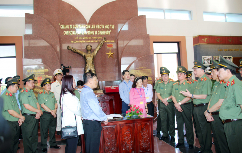 Lãnh đạo Đảng, Nhà nước dâng hương tưởng Chủ tịch Hội đồng Bộ trưởng Phạm Hùng -1