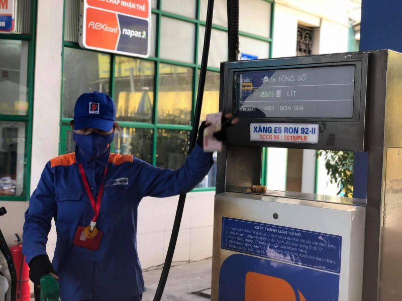 Thủ tướng yêu cầu theo dõi việc Malaysia muốn bán xăng giá 13.000 đồng/lít sang Việt Nam -0