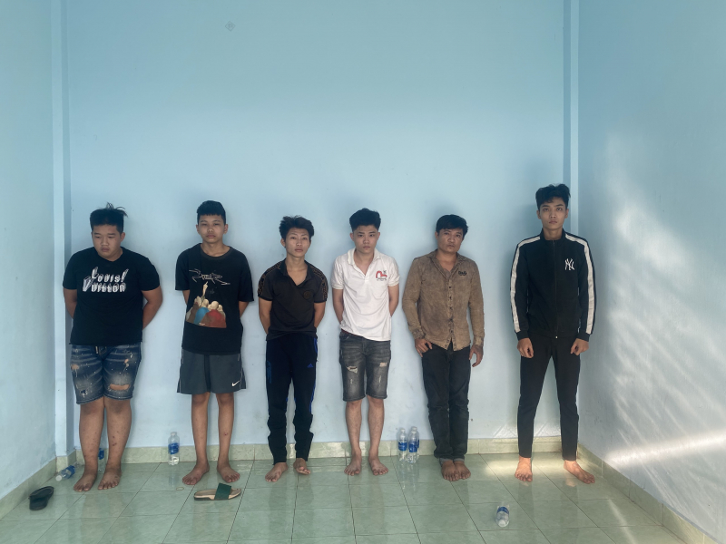 Hàng chục thanh niên mang mã tấu, dao, kiếm “xử” nhau từ chuyện chạy xe “nẹt” pô  -0