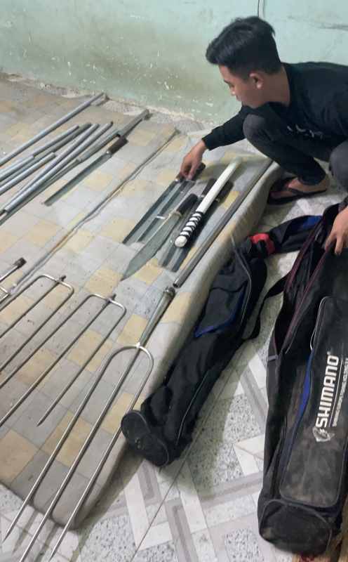 Hàng chục thanh niên mang mã tấu, dao, kiếm “xử” nhau từ chuyện chạy xe “nẹt” pô  -0