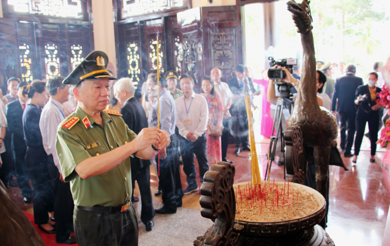 Lãnh đạo Đảng, Nhà nước dâng hương tưởng Chủ tịch Hội đồng Bộ trưởng Phạm Hùng -1