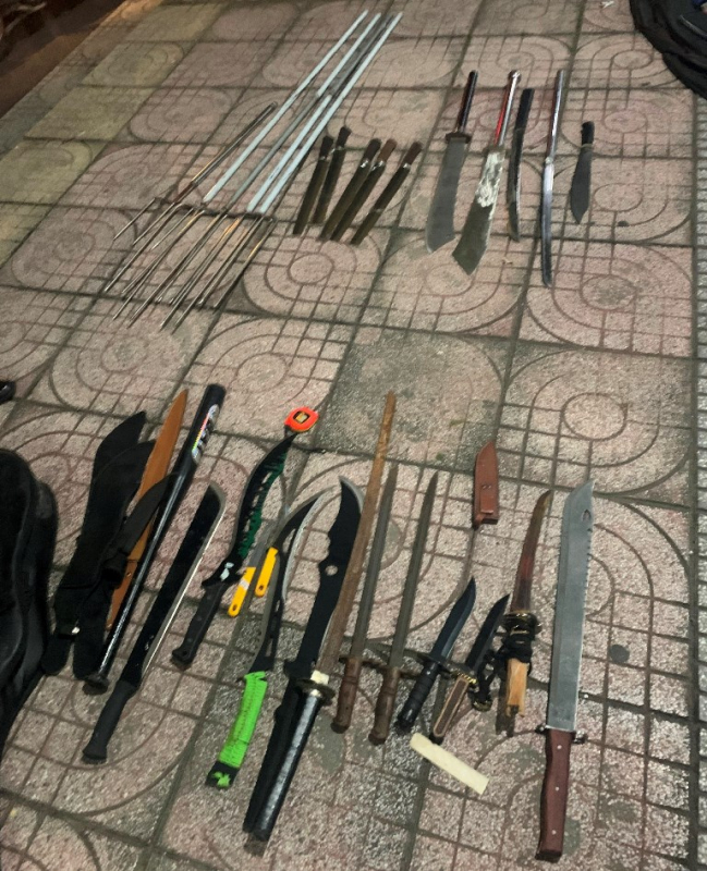 Hàng chục thanh niên mang mã tấu, dao, kiếm “xử” nhau từ chuyện chạy xe “nẹt” pô  -1