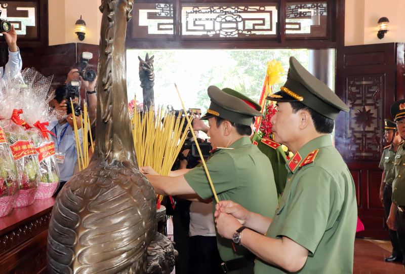 Lãnh đạo Đảng, Nhà nước dâng hương tưởng Chủ tịch Hội đồng Bộ trưởng Phạm Hùng -2