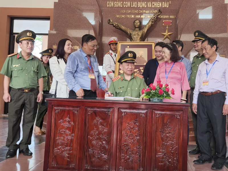 Lãnh đạo Đảng, Nhà nước dâng hương tưởng Chủ tịch Hội đồng Bộ trưởng Phạm Hùng -0