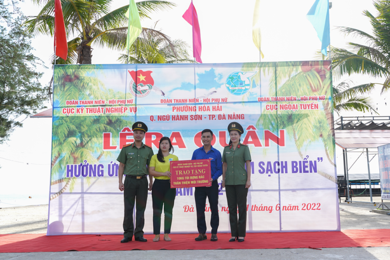 Đoàn Thanh niên – Hội Phụ nữ Cục Kỹ thuật Nghiệp vụ  và Cục Ngoại tuyến (Bộ Công an) chung tay làm sạch biển Đà Nẵng -0