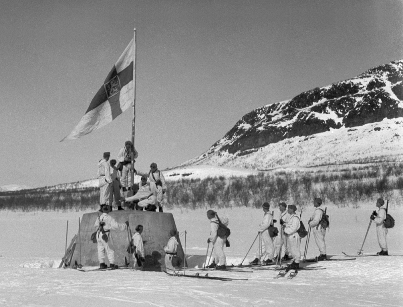 kolmen_valtakunnan_rajapyykki_27.4.1945.png -0