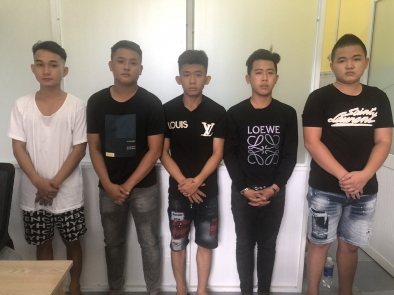 Hàng chục thanh niên mang mã tấu, dao, kiếm “xử” nhau từ chuyện chạy xe “nẹt” pô  -2