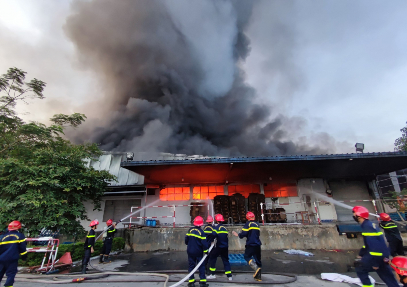 Hình ảnh Cảnh sát PCCC chiến đấu với “giặc lửa” tại nhà máy Công ty Scavi Huế -0