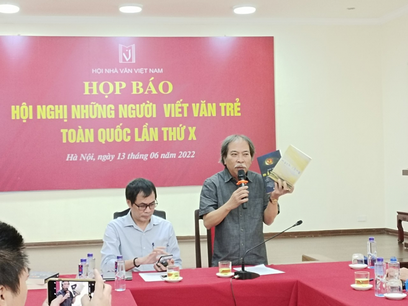 130 nhà văn trẻ bàn về thái độ, trách nhiệm, lương tâm của người cầm bút -0