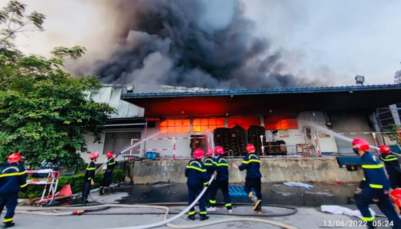 Công an Quảng Trị giúp chữa cháy tại Công ty dệt may Scavi Huế -0