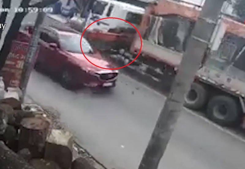 Xe tải cẩu quên “xếp càng” xé nát ô tô Mazda CX5 -0