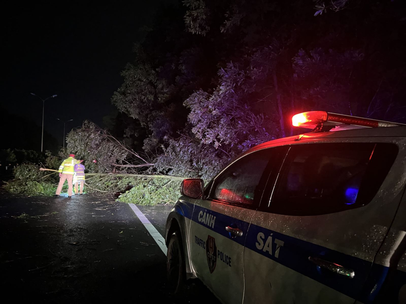 Người Hà Nội vật vã về nhà trong đêm sau mưa lớn -0