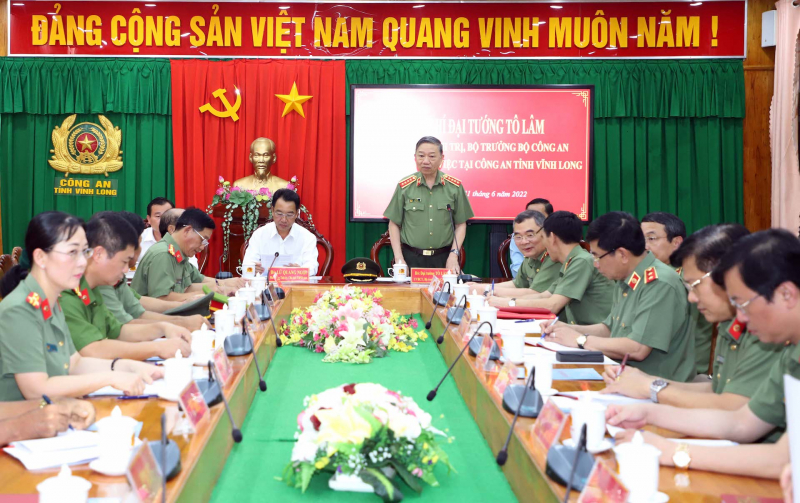 Minister To Lam works with Vinh Long police -0