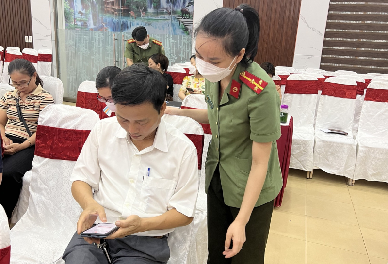 Đẩy mạnh công tác hướng dẫn người dân làm hộ chiếu qua cổng dịch vụ công -0