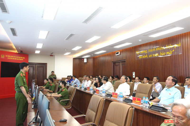 Đoàn đại biểu Quốc hội thăm Trung tâm Dữ liệu Quốc gia về dân cư -0