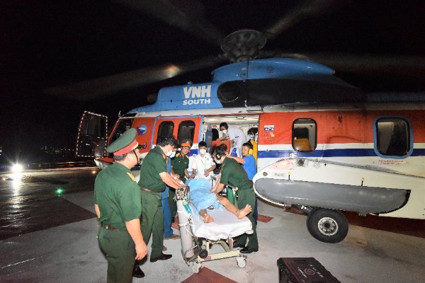 Cấp cứu trực thăng đưa ngư dân bị đột quỵ về đất liền chữa trị -0
