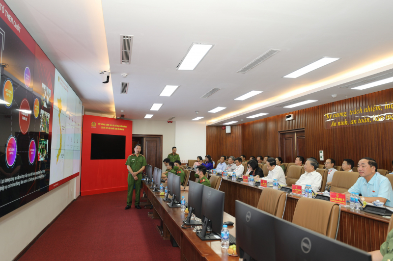 Đoàn đại biểu Quốc hội thăm Trung tâm Dữ liệu Quốc gia về dân cư -1