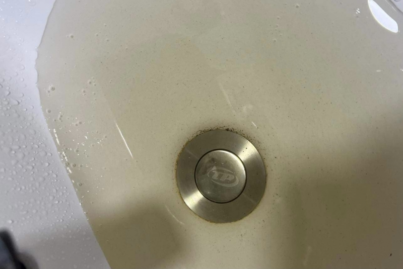 TP Vinh: Nước máy đổi màu và có mùi lạ -0