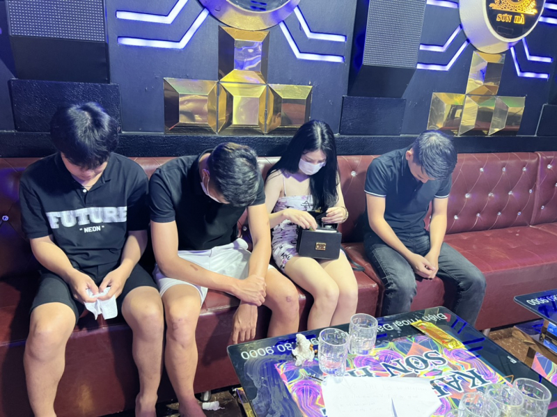 12 nam, nữ thanh niên “phê” ma túy trong phòng vip quán karaoke -0