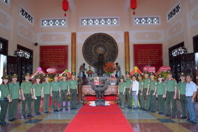 Công an cửa khẩu Cảng hàng không quốc tế Tân Sơn Nhất về nguồn -0